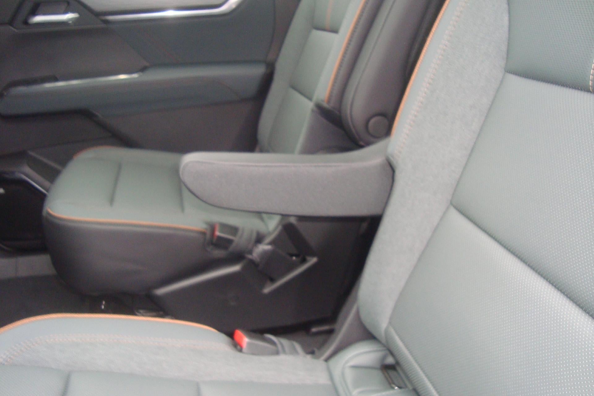 2026 GMC Acadia AWD AT4