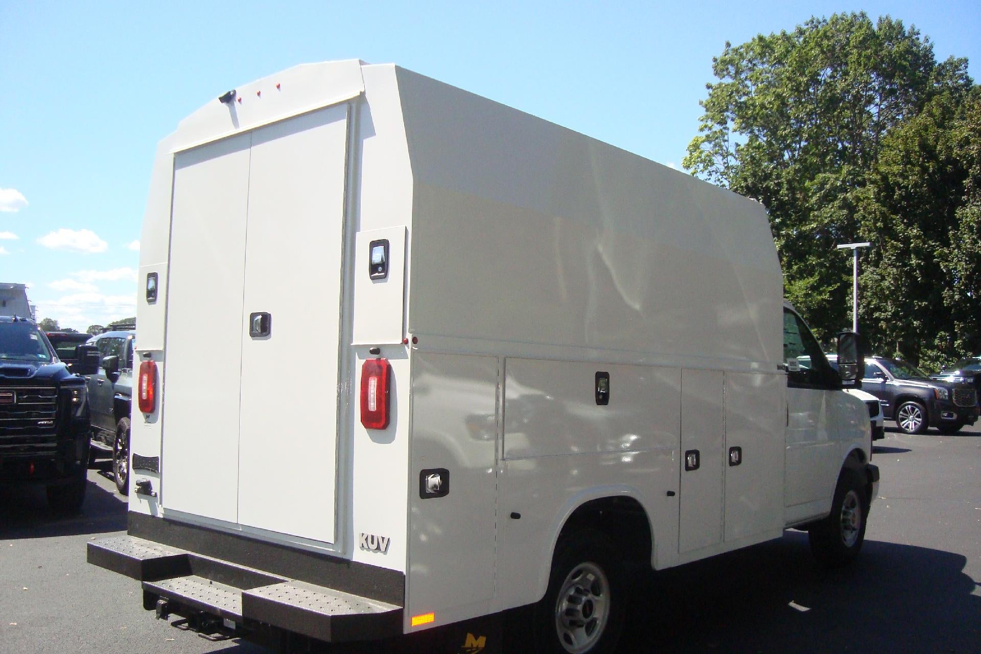 2025 GMC Savana Cutaway 3500 Base